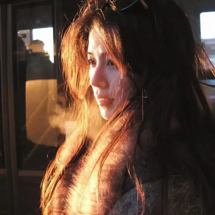 穿风信子蓝的少女
